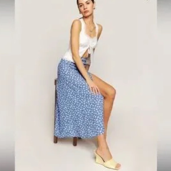 Reformation Zoe floral print midi skirt with slit in azzurro - Picture 6 of 10